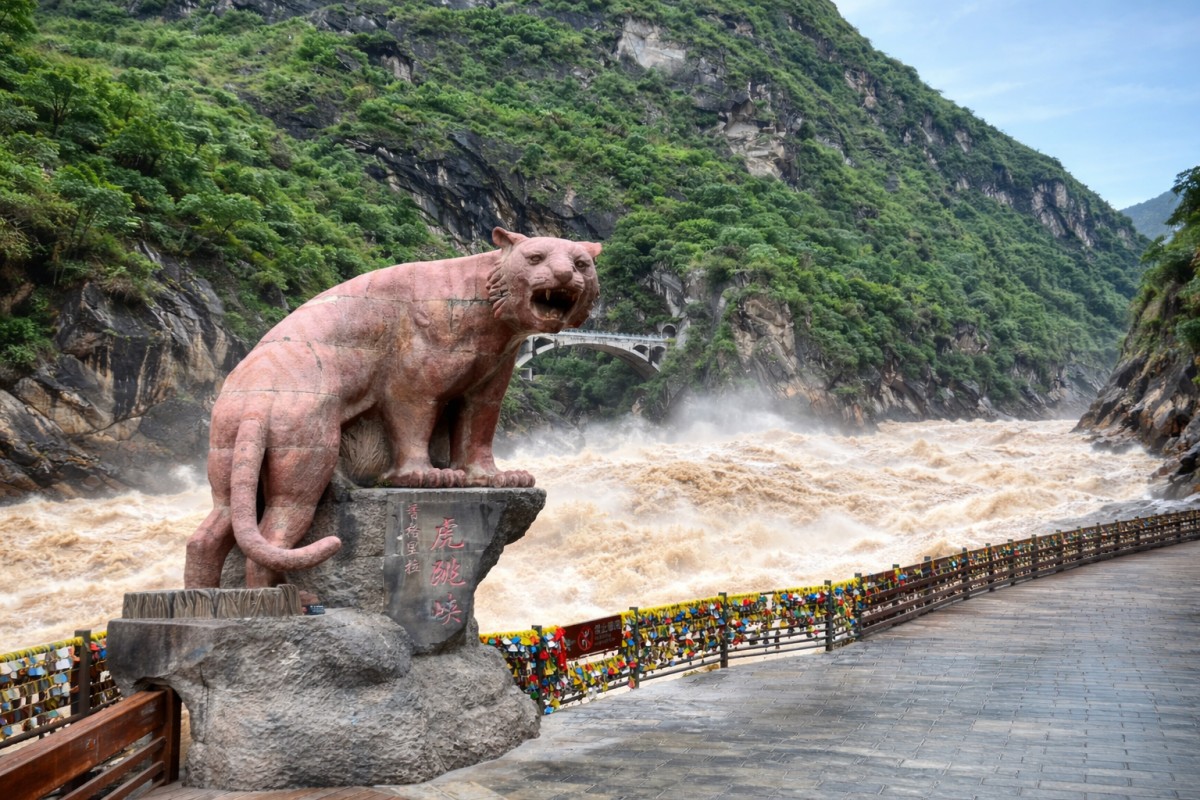Tiger statue beside the rushing Jinsha River at Tiger Leaping Gorge in Yunnan
