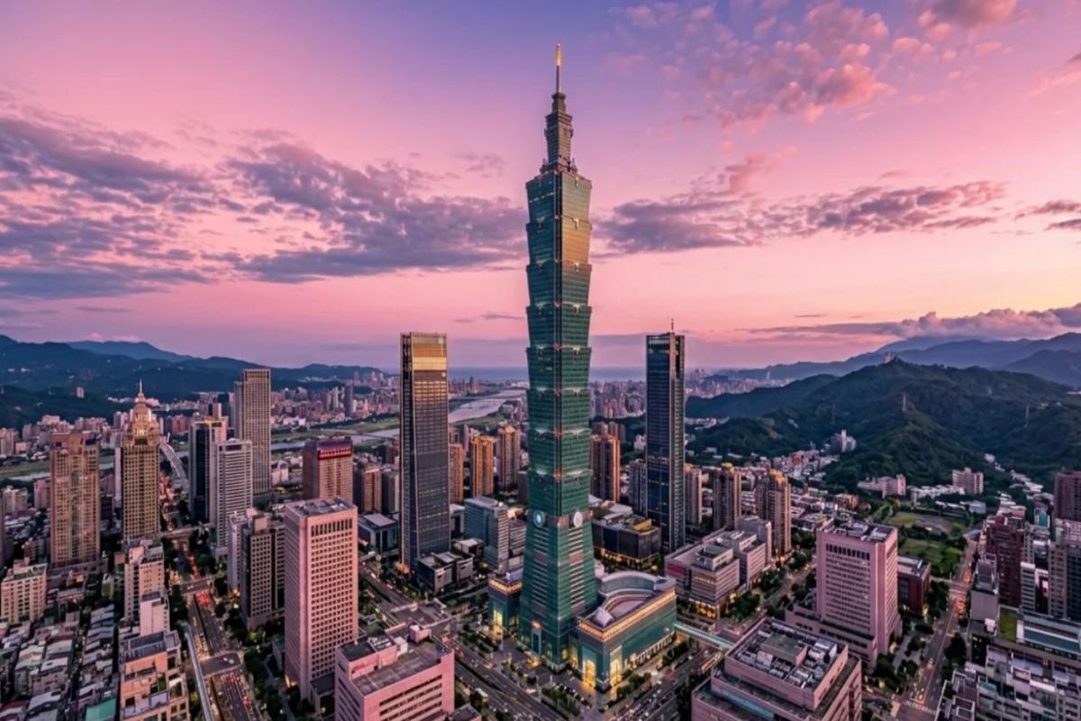Gedung pencakar langit Taipei 101 ing ndhuwur cakrawala kutha nalika srengenge surup