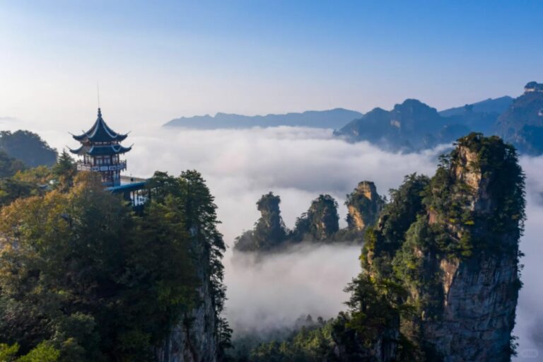 Paviliun di tebing di atas pilar-pilar batu pasir berkabut di Zhangjiajie