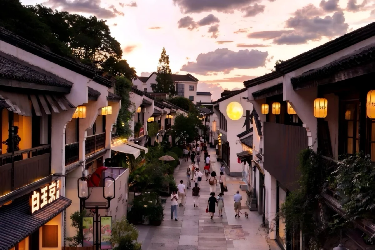 Hefang Street in Hangzhou during the evening