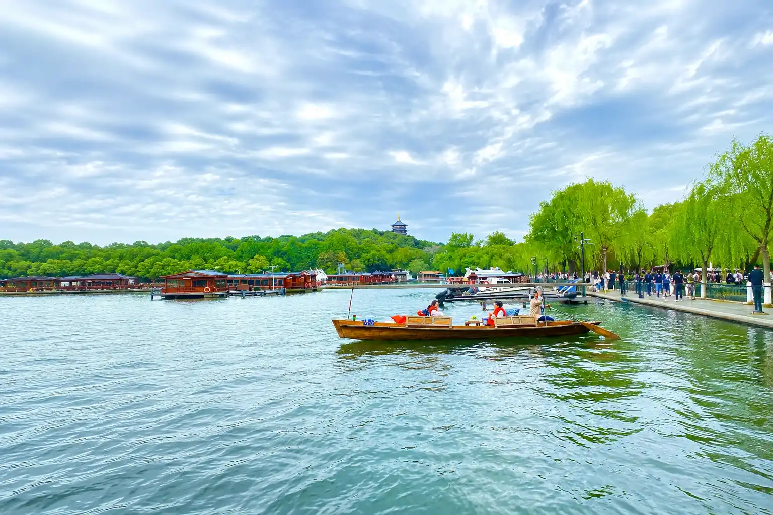 Boat ride and Su Causeway scenery on West Lake in Hangzhou