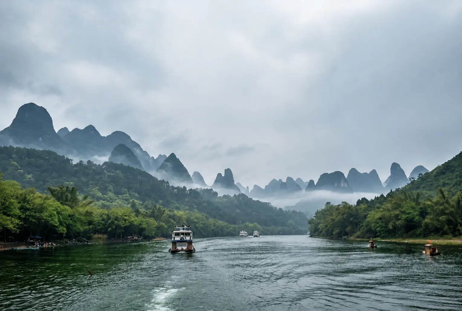 Li River karst mountains between Guilin and Yangshuo