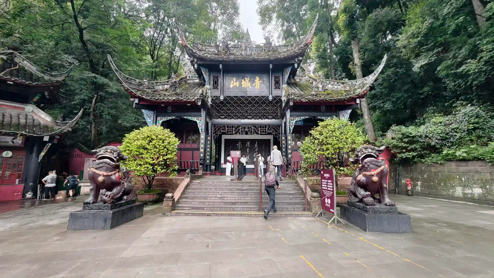 Forested scenery and Taoist heritage at Qingcheng Mountain near Chengdu
