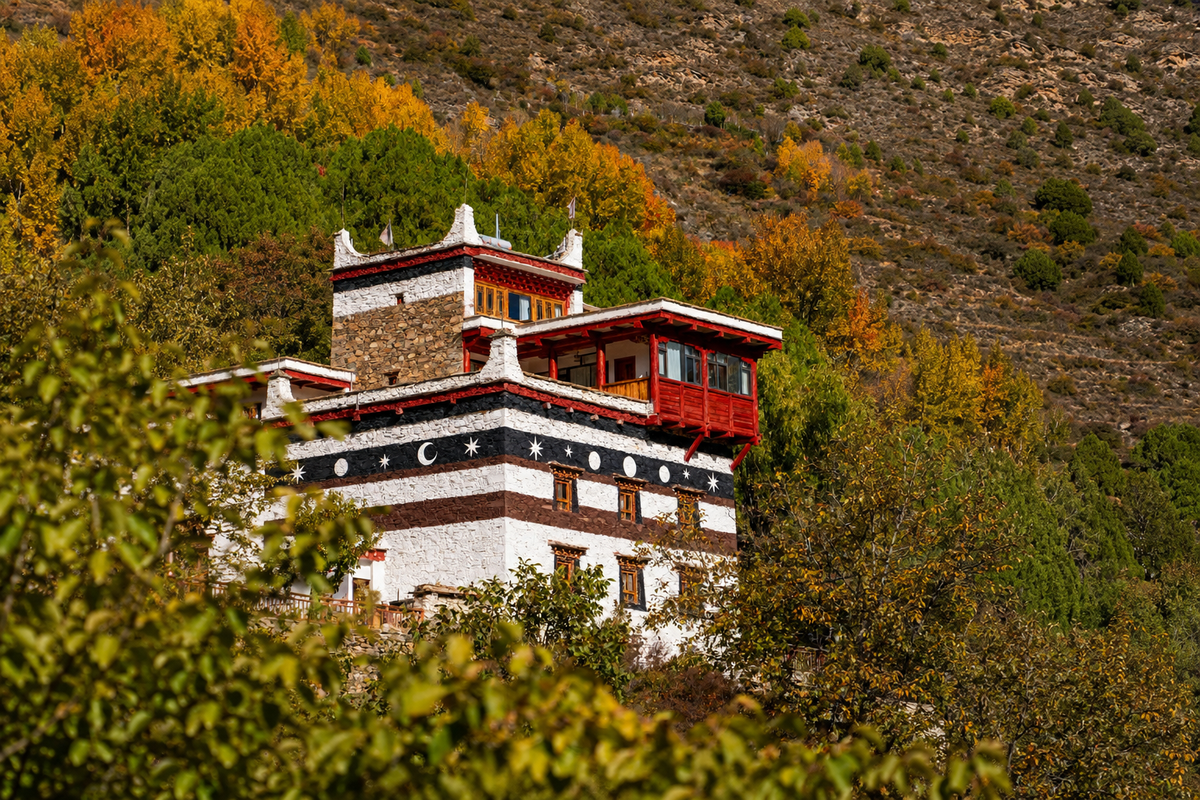 Accommodation and city scenery in Shigatse Tibet