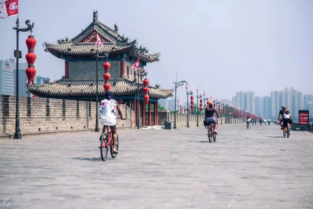 Cycling along Xi'an City Wall