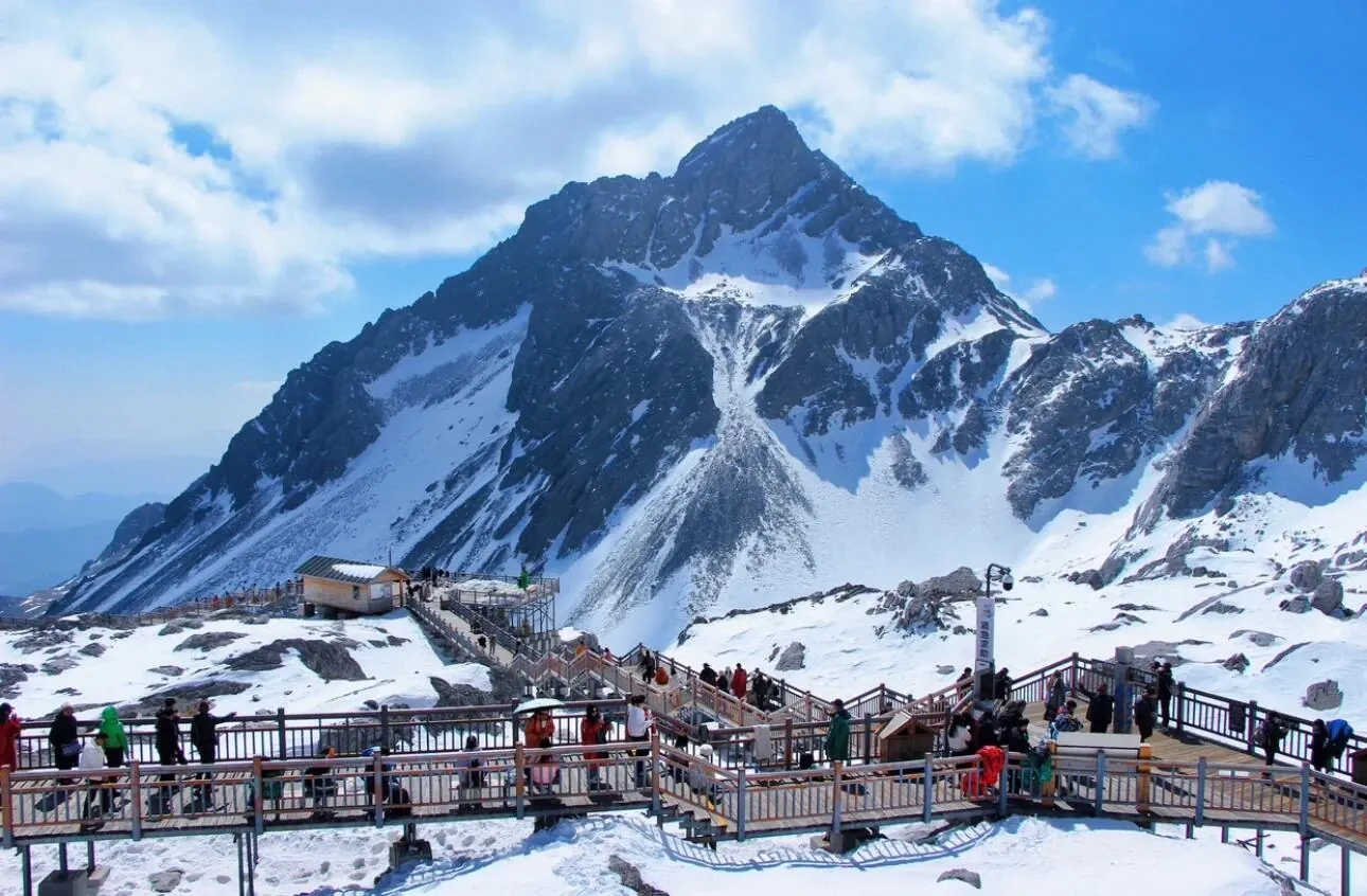 Snow-covered peaks and high-altitude viewing platforms at Jade Dragon Snow Mountain near Lijiang