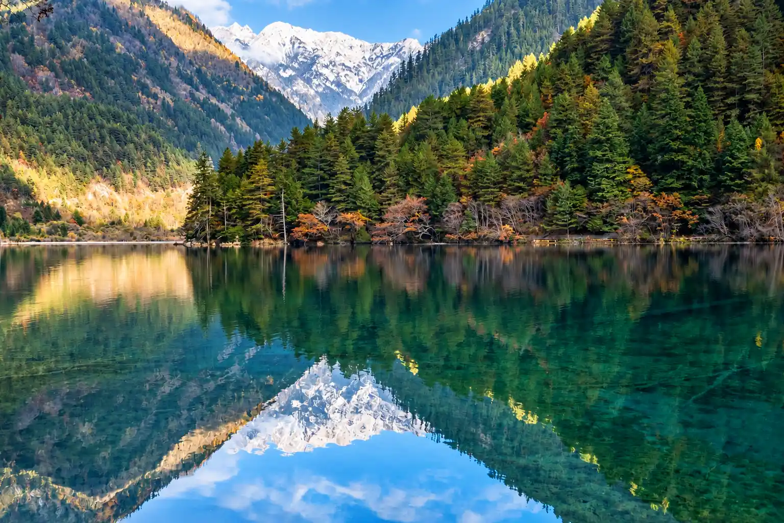 Mirror Lake in Jiuzhaigou National Park