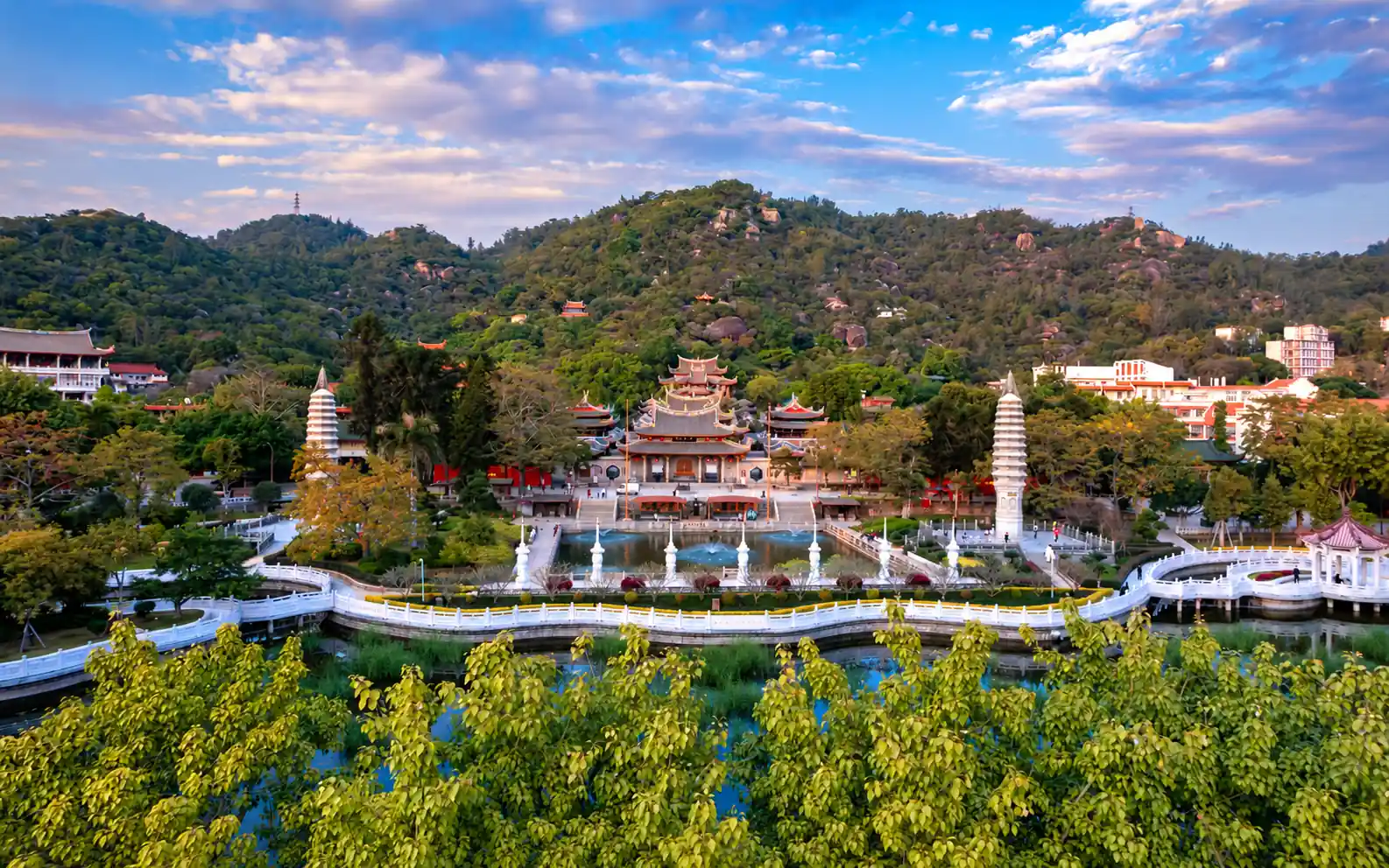 Nanputuo Temple and coastal scenery in Xiamen