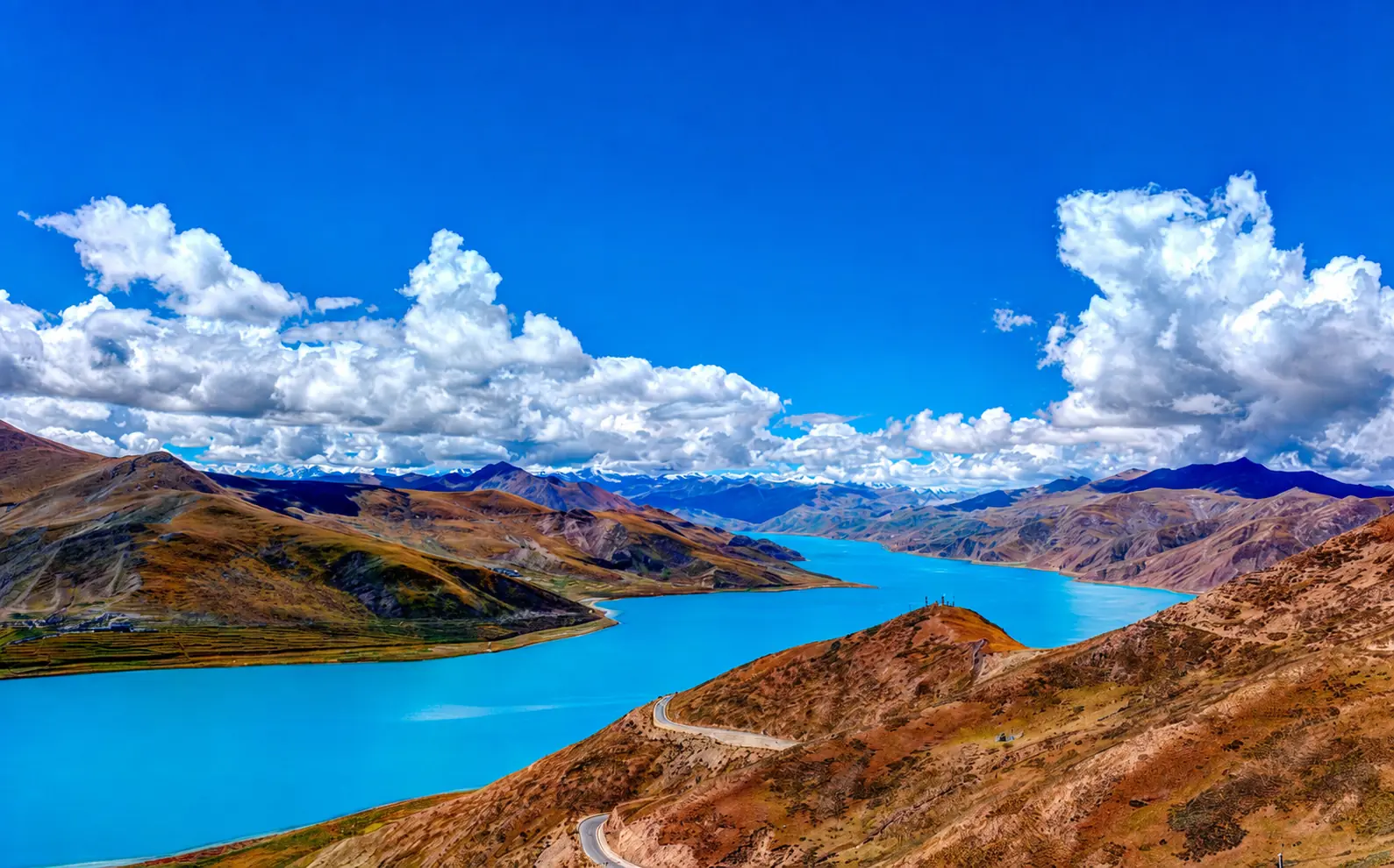 Yamdrok Lake and overland scenery toward Shigatse Tibet